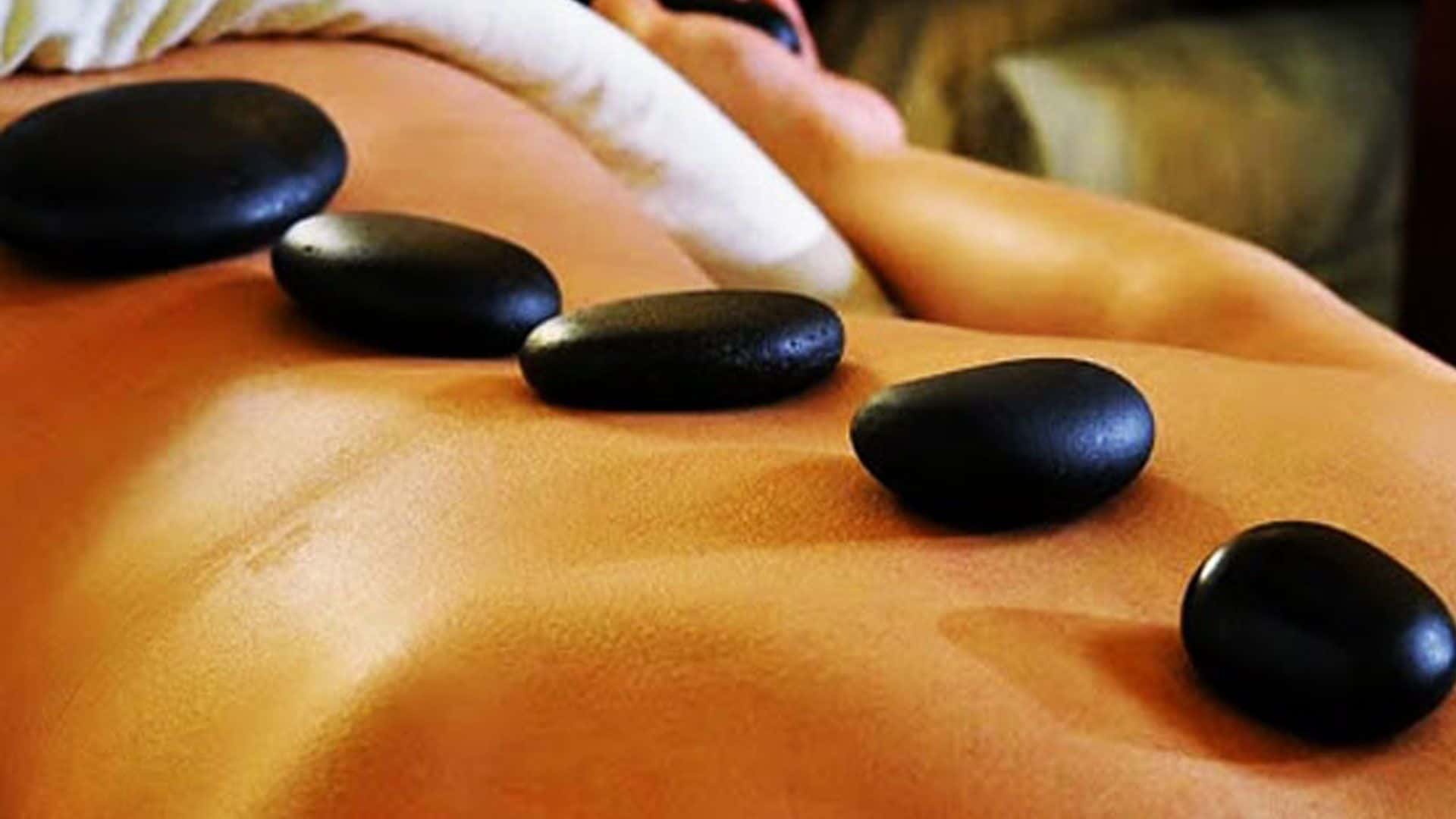 propiedades curativas del masaje con piedras calientes